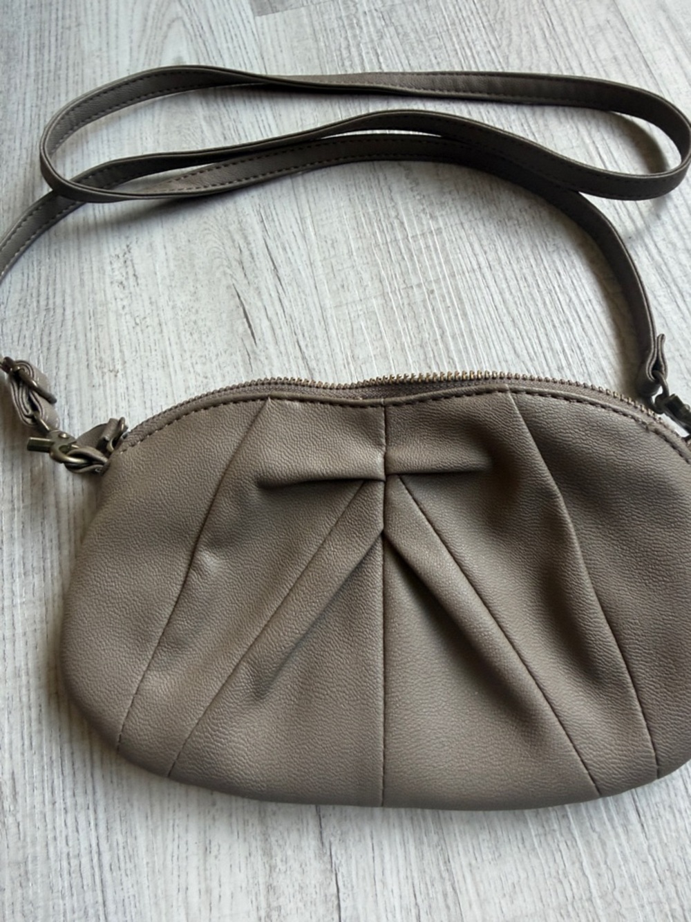 Deena‎ & Ozzy Taupe Crossbody Bag Pleated Front Vegan Leather - Picture 2 of 8